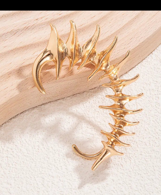 Spine Thorn War Cuff – No-Piercing Gothic Ear Armor